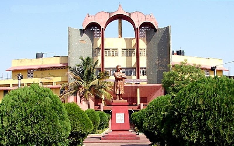 Mahant Laxminarayan Das College Cover